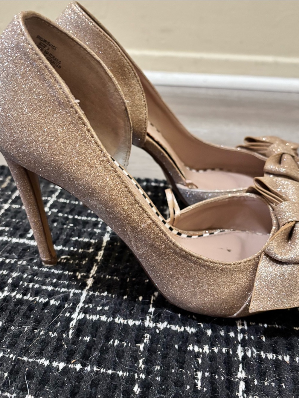 Betsey Johnson Gold Glitter Pointed Toe Bow Heels size 9 - Picture 6 of 6